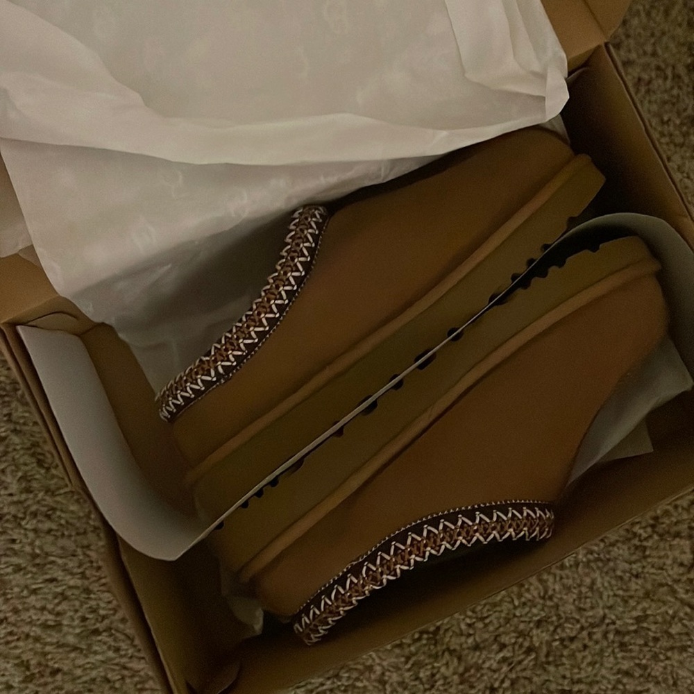 Women’s Size 8 Ugg Tasman Slippers